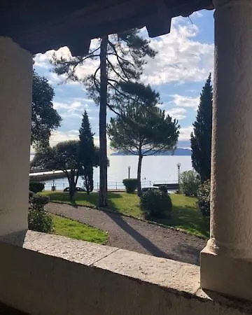 Una